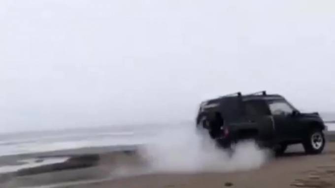 Видео с Сахалина: Пьяный водитель на джипе устроил гонки с ДПС на побережье