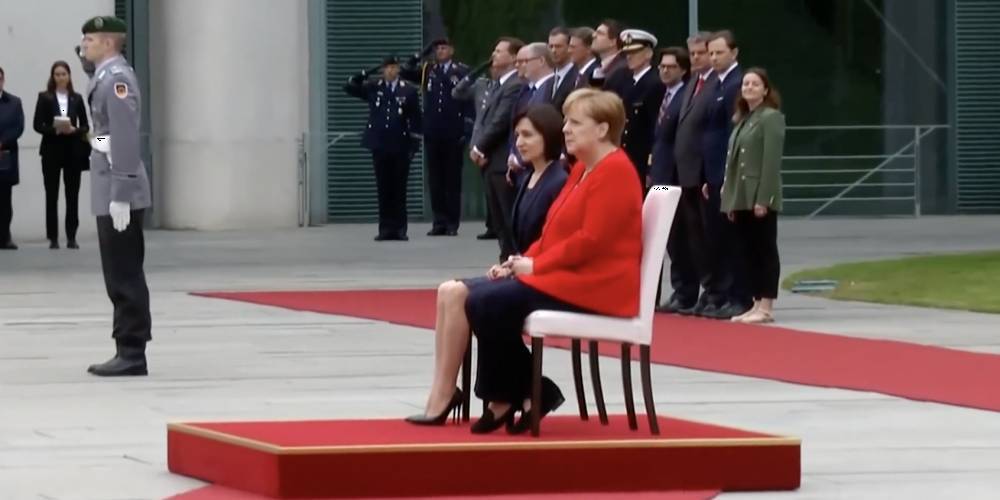 Меркель снова не рискнула встать во время гимна