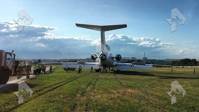 Фото из саратовского аэропорта, где за пределы ВПП выкатился самолет. РЕН ТВ