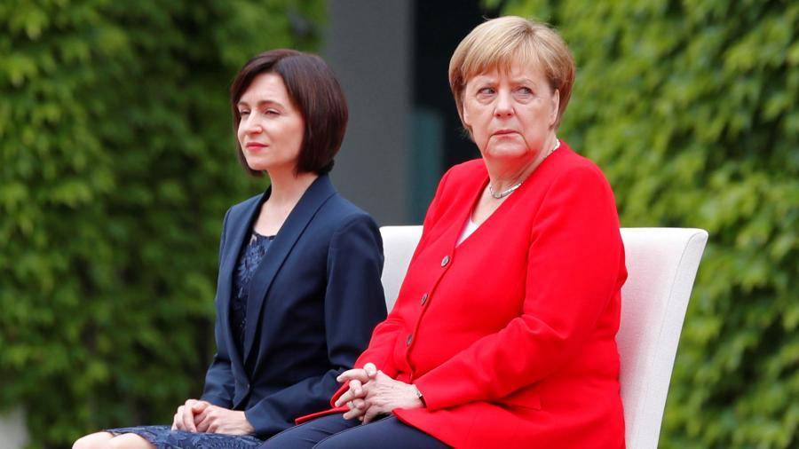 Меркель вновь прослушала гимны сидя
