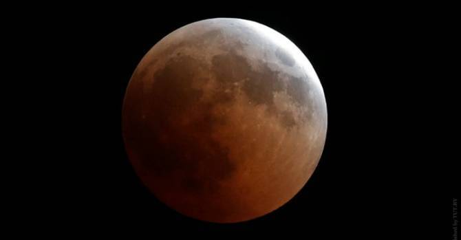 Жители Беларуси сегодня увидят частное лунное затмение