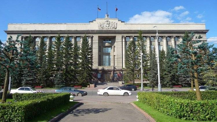 Мэр Красноярска вручил местным чиновникам «подметалки-подгоняйки»
