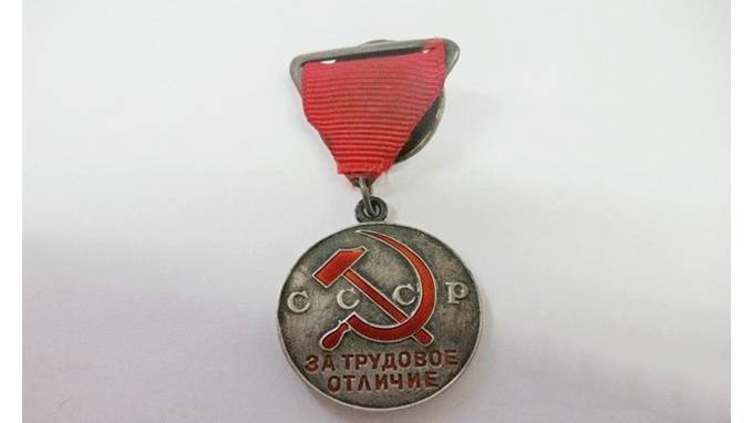 Из Петербурга в США пытались вывести древний топор и советскую медаль