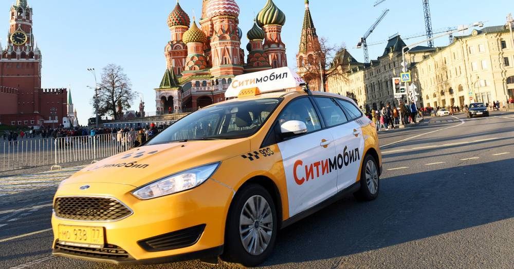 В московских такси начнут продавать чипсы и энергетики