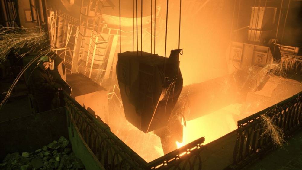 "Гробят даже новое": На Украине рабочие вручную пытались спасти завод от тонн расплавленного метала – видео