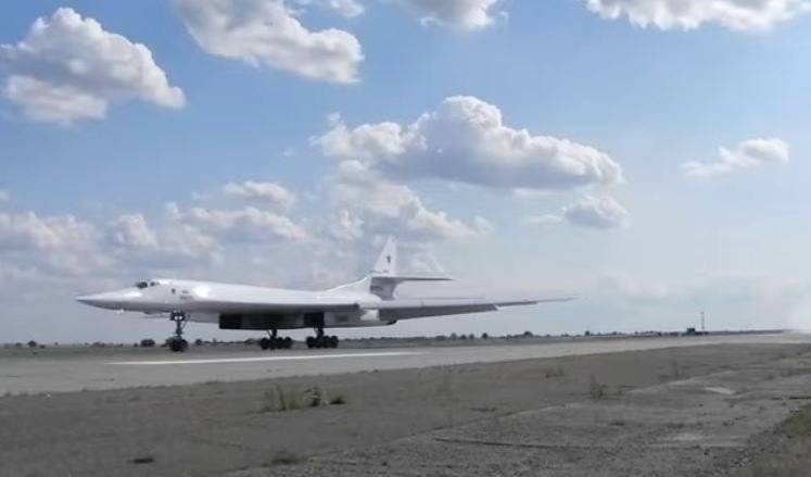 Видео полета ракетоносцев Ту-160 над Балтийским морем появилось в сети