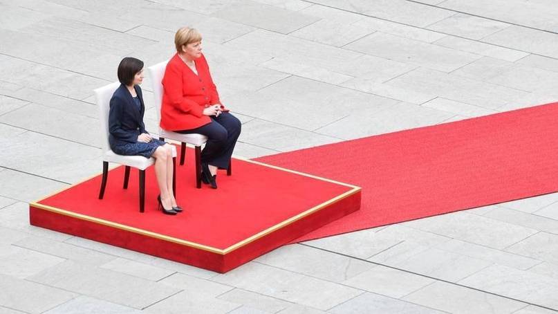 Уступите место: Меркель во время встречи с Санду опять слушала гимны сидя