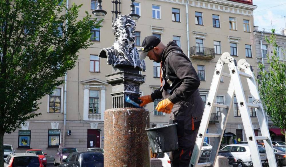 Реставраторы вернули блеск памятникам в Центральном районе