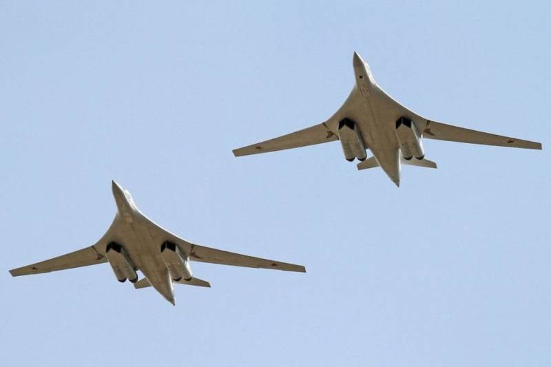 Появилось видео полета ракетоносцев Ту-160 над Балтикой