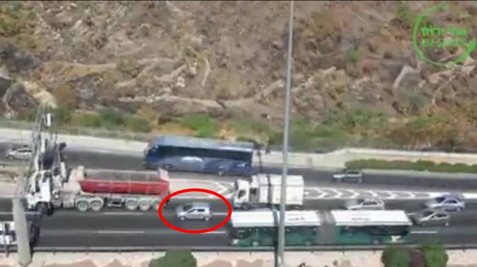 Видео: 83-летний водитель проехался задом по центру шоссе в Иерусалиме