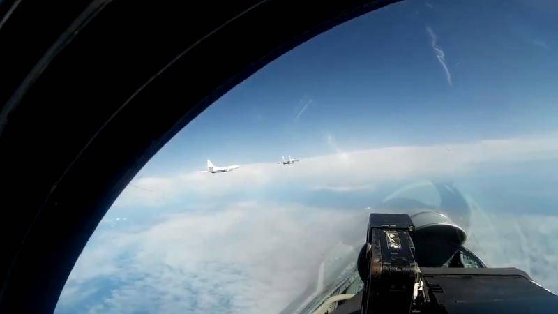 Опубликовано видео полета ракетоносцев Ту-160 над Балтийским морем