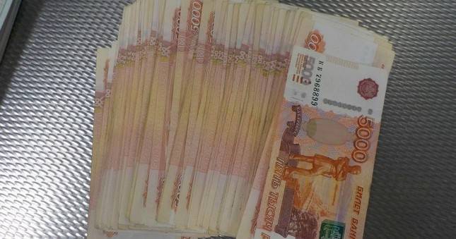 Житель Таджикистана задержан в российском аэропорту с $52 тысячами