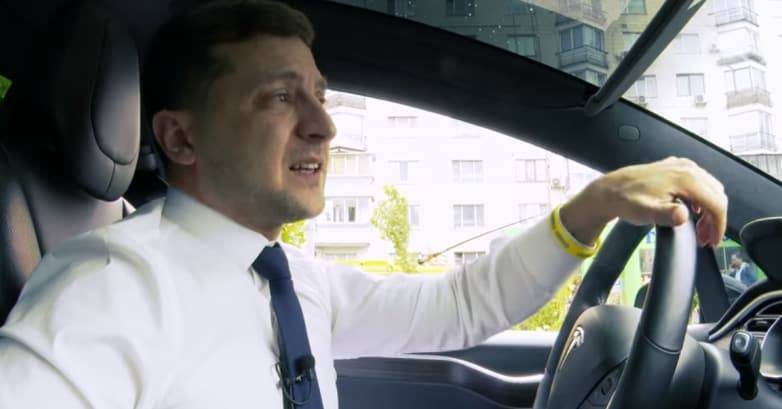 Зеленский записал обращение к украинцам за рулем Tesla (видео)