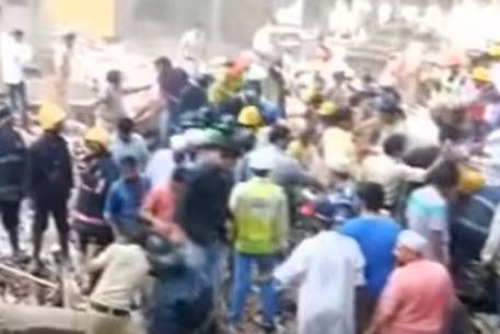 В Мумбаи рухнуло 4-этажное здание, 50 человек под завалами