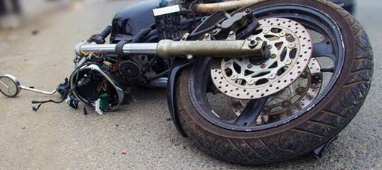Утром в Тюмени мотоцикл врезался в ограждение: сообщается о двух погибших