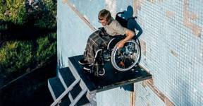 Художник в инвалидном кресле завис на стене перед пандусом в никуда