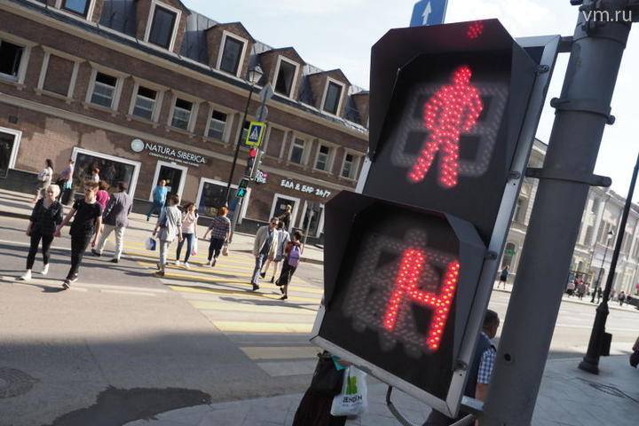«Танцующий» светофор установили на Цветном бульваре