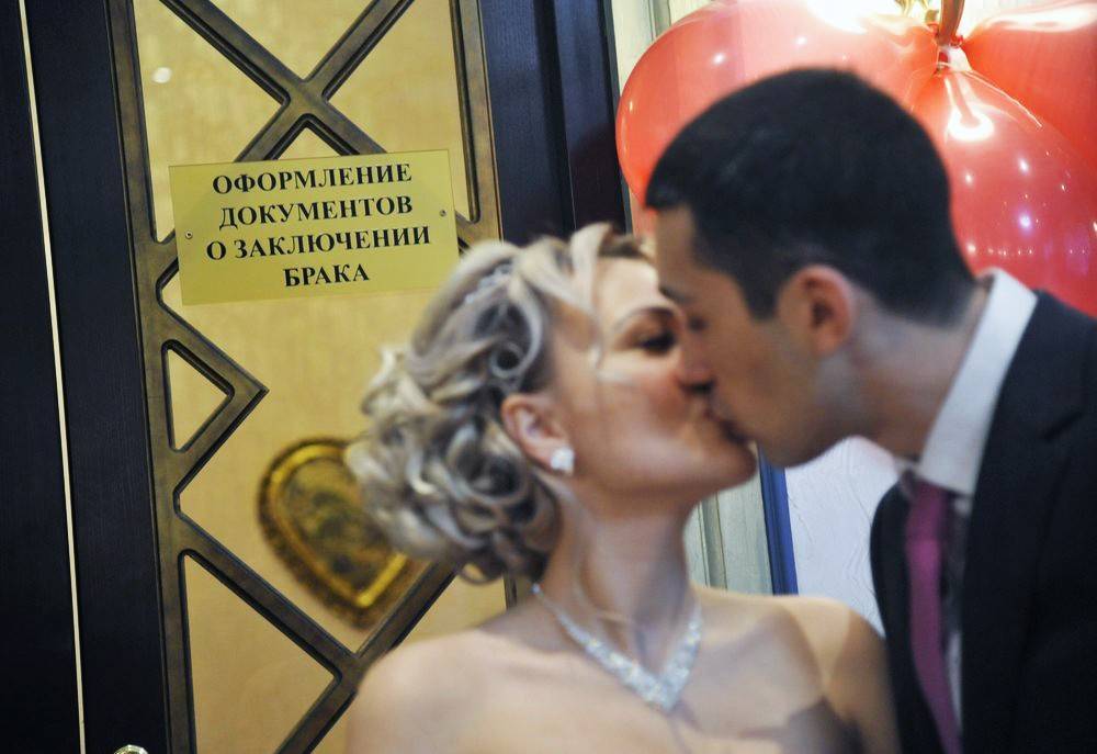Россияне потеряли возможность жениться: ЗАГСы больше не работают