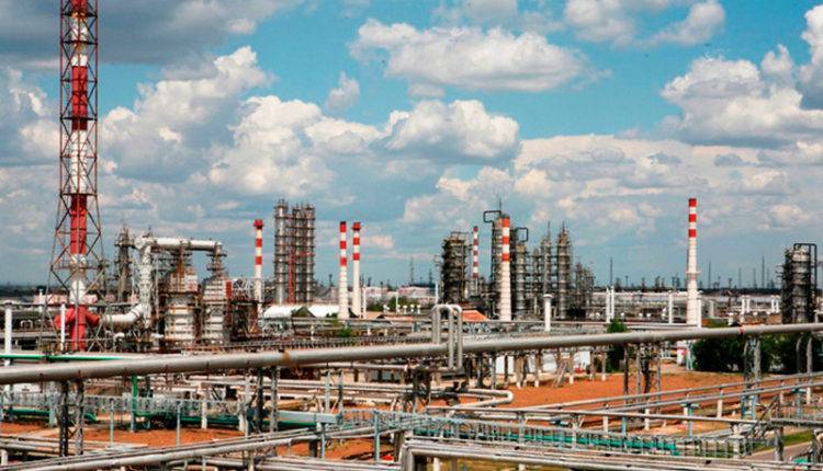 «Коммерсант»: российские НПЗ получали «грязную» нефть и до инцидента с нефтепроводом «Дружба»