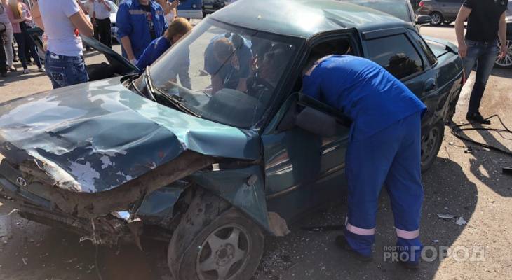 В Чебоксарах в ДТП зажало водителя и пассажирку