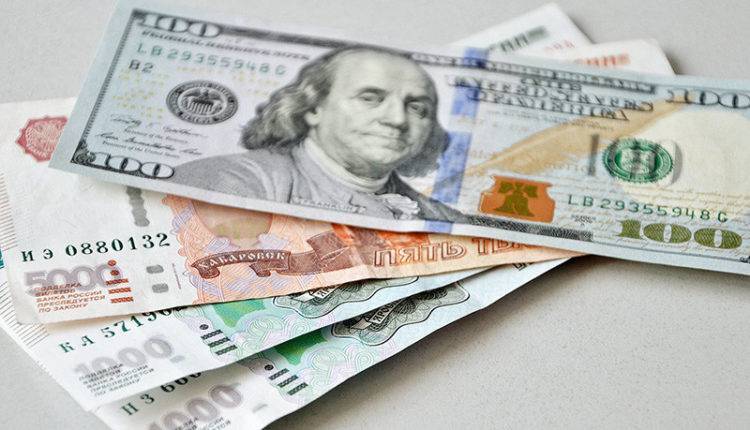 К концу 2019 года рубль рухнет, приблизившись к психологической отметке в 70 рублей за доллар, предсказал эксперт Bloomberg