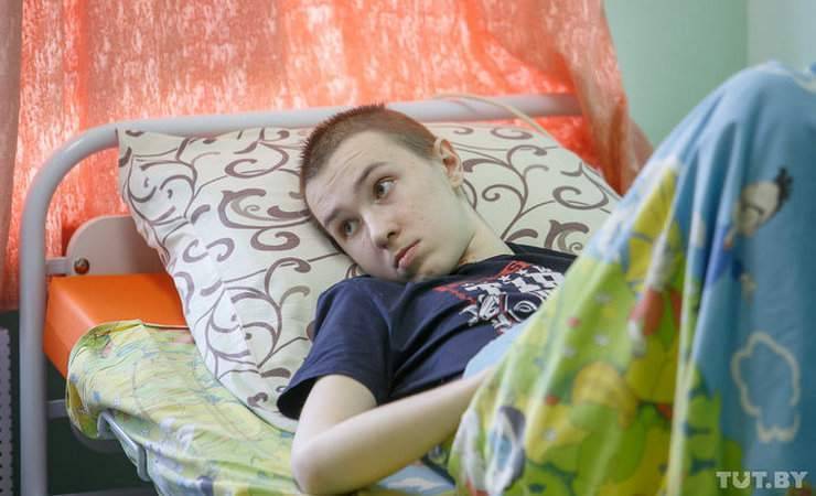 «Максим не говорит, но все понимает». Как врачи возвращают к жизни 17-летнего подростка, который пережил инсульт и клиническую смерть