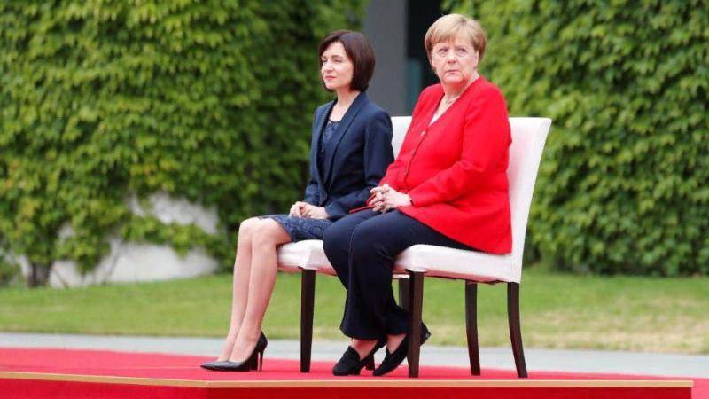 Меркель предпочла не дрожать при звуках молдавского гимна