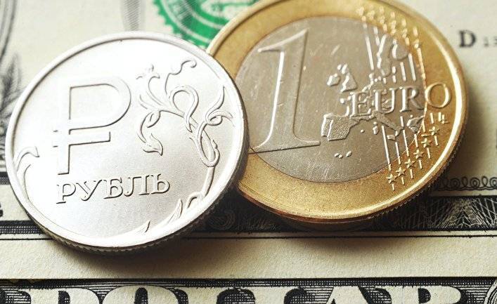 Bloomberg (США): ведущий аналитик говорит, что рубль, показавший лучшее укрепление курса в мире, обрушится