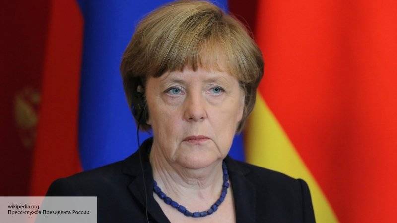 Меркель снова слушала гимн сидя