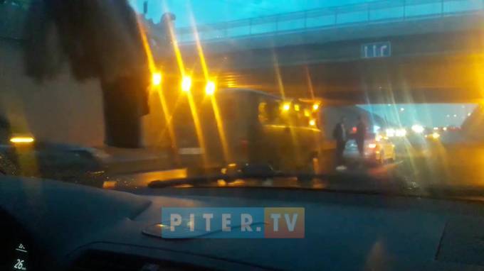 Видео: на Синопской набережной столкнулись "Форд" и "УАЗ"