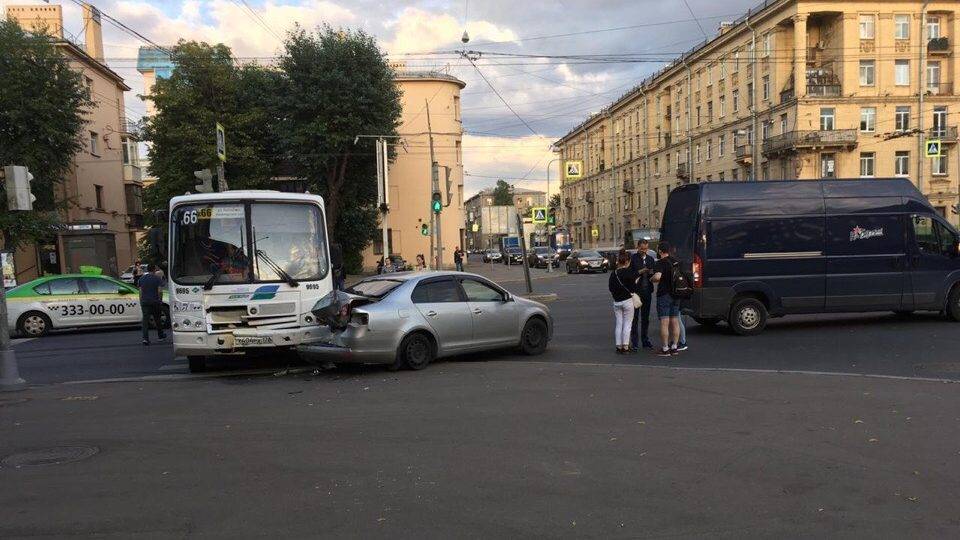 Маршрутка протаранила седан в Петербурге | РИА «7 новостей»