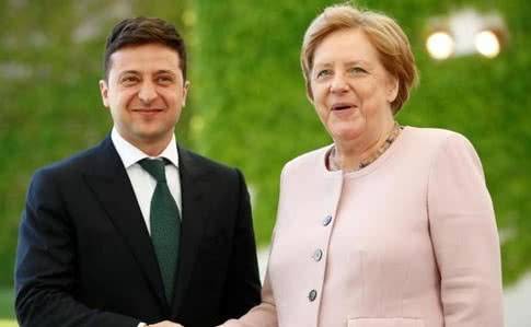 Зеленский позвонил Меркель
