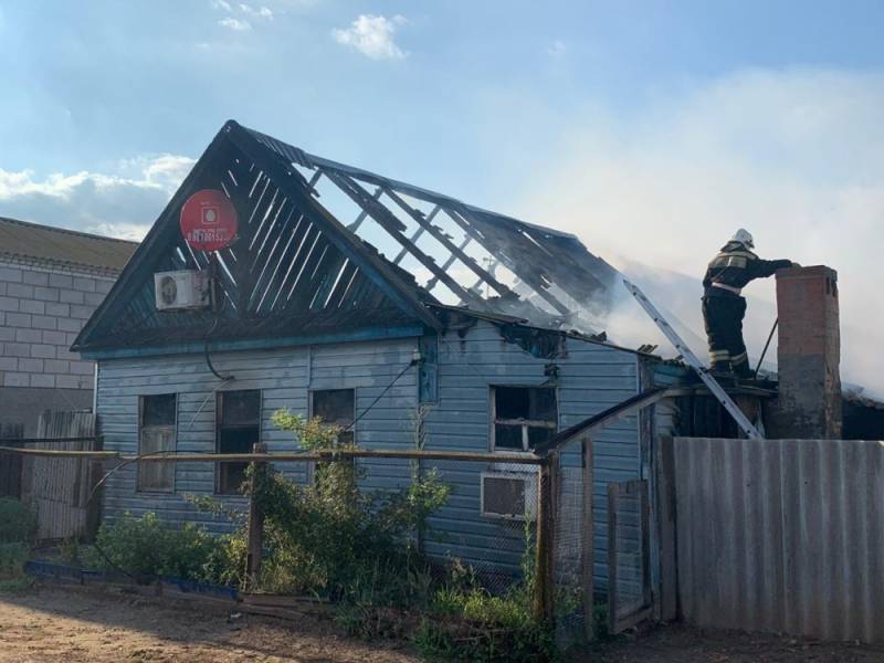 При пожаре жилого дома спасли двух астраханцев