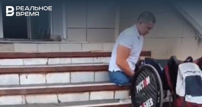 Инвалиду-десантнику пришлось карабкаться по лестнице, чтобы попасть в поликлинику в Уфе