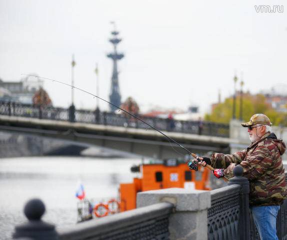 Мосты начали мыть на Москве-реке