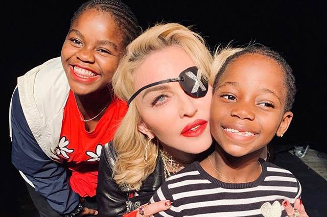 Мадонну обвинили в расизме из-за снимков ее детей с арбузом