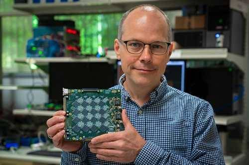 Intel начала распространять 64-процессорную нейроморфную систему Pohoiki Beach