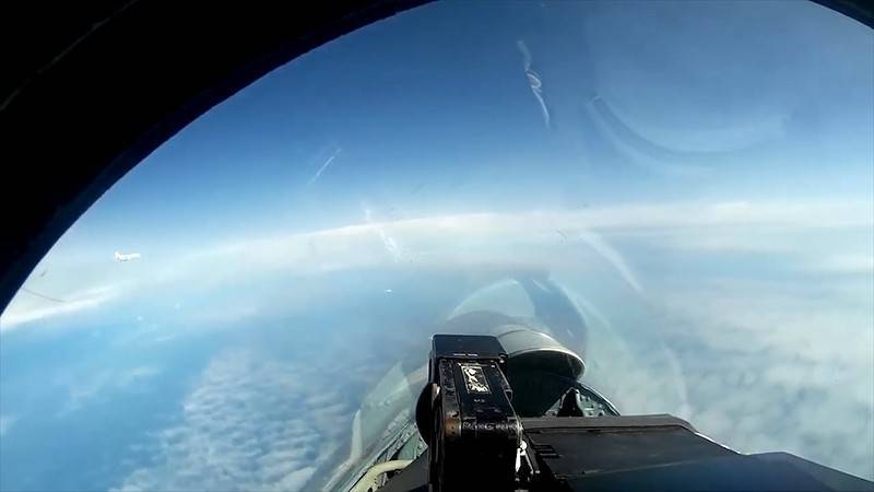 Вызвавшие переполох в Скандинавии российские ракетоносцы Ту-160 попали на видео