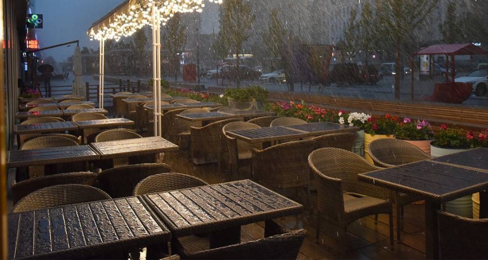 Рестораторов попросили закрыть летние веранды из-за грозы