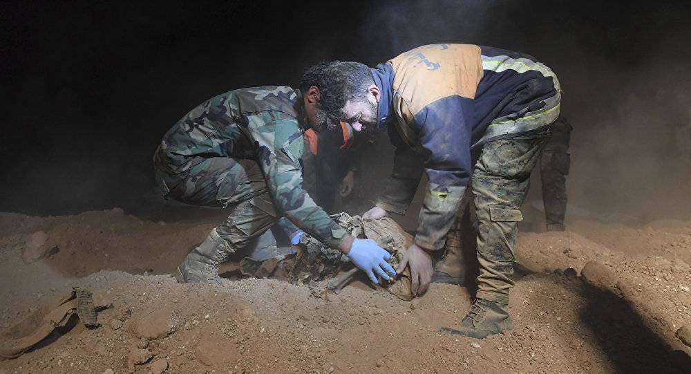 В братской могиле на окраине «столицы» ИГ* в Сирии обнаружены сотни тел
