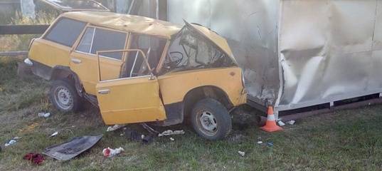 В Тюменской области легковушка врезалась в гараж: пострадали водитель и подросток