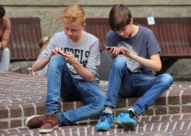 Смартфоны предложили заменить на «шкулфоны» в российских школах