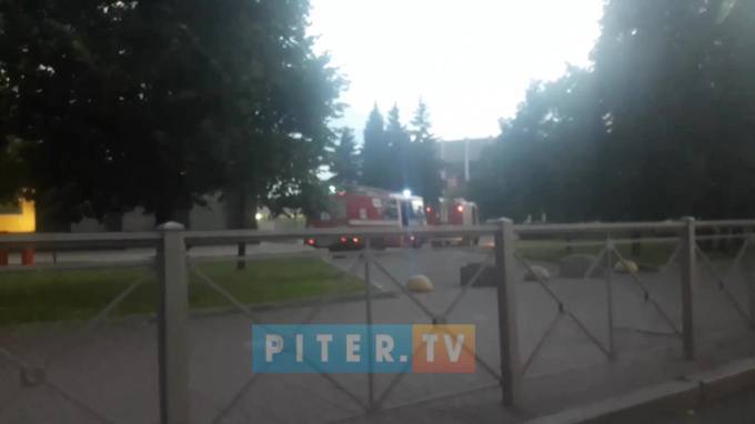 Видео: пожарных направили к СКК "Юбилейный" из-за ложного вызова - piter.tv