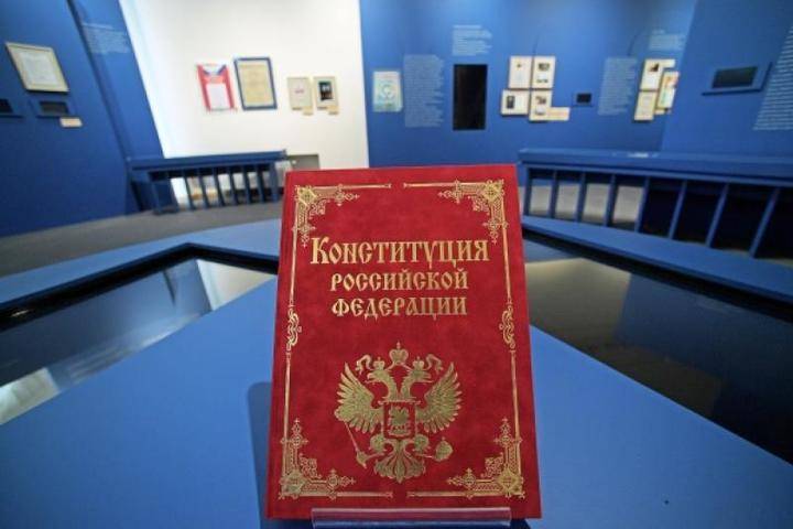 Депутат Госдумы призвал осторожно относиться к введению правок в Конституцию