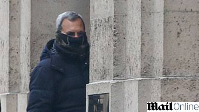 Фото Барака около дома секспреступника с закрытым лицом: "Грязные намеки"