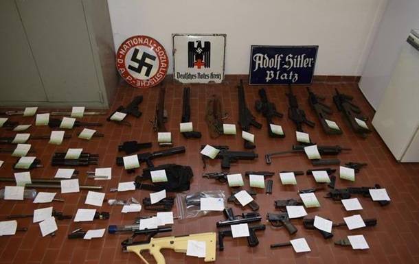 Спецоперация на севере Италии: полиция изъяла арсенал оружия и нацистскую символику у группы радикалов, воевавших на Донбассе