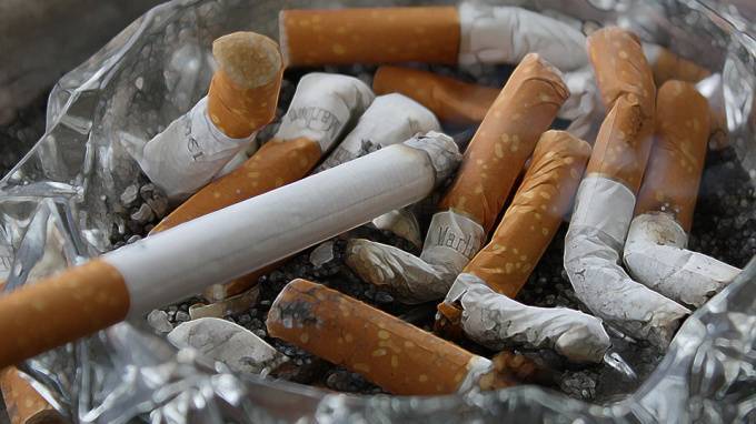 Госдума одобрила проект о возвращении комнат для курения в аэропортах