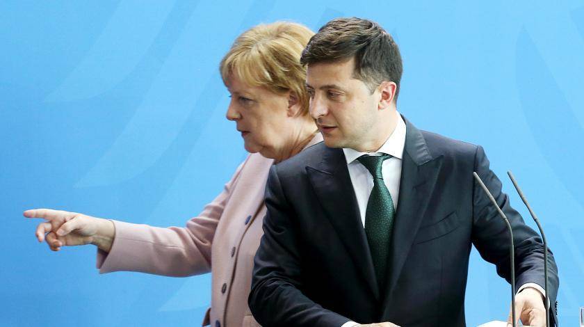 Зеленский поговорил с Меркель по телефону о транзите и Донбассе