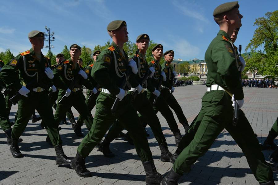 Рядовым и сержантам-контрнактникам ВС РФ поднимут зарплату