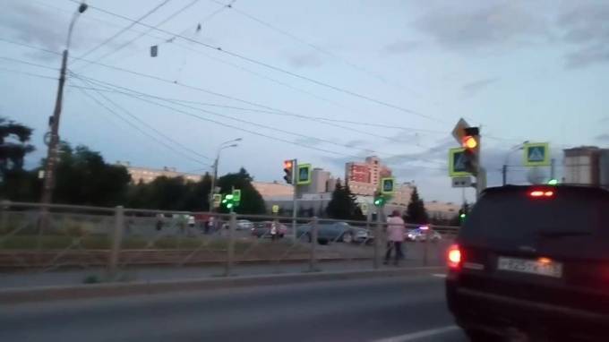 На перекрестке в Купчино столкнулись два автомобиля - piter.tv - Санкт-Петербург - р-н Фрунзенский